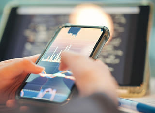 Inversor revisando el proceso transparente de retiro y transferencia de fondos